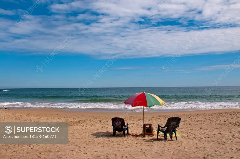 Asia, Sri Lanka, sun loungers and sunshade at beach