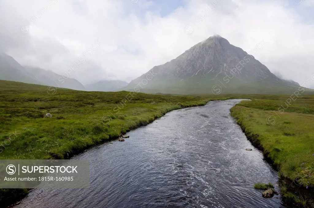 UK, Scotland, Glen Coe, Etive river and view to Buachaille Etive Mor