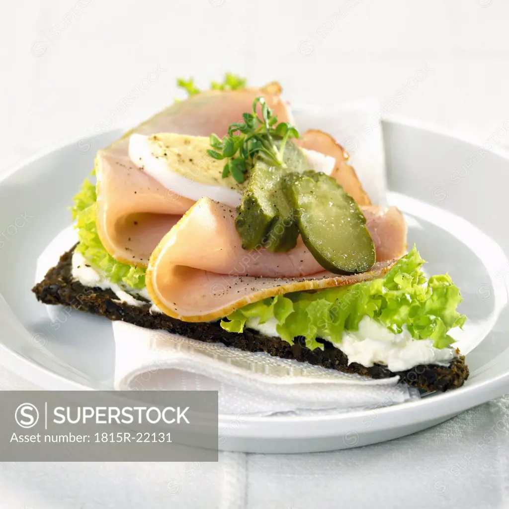 Wholemeal roll with ham