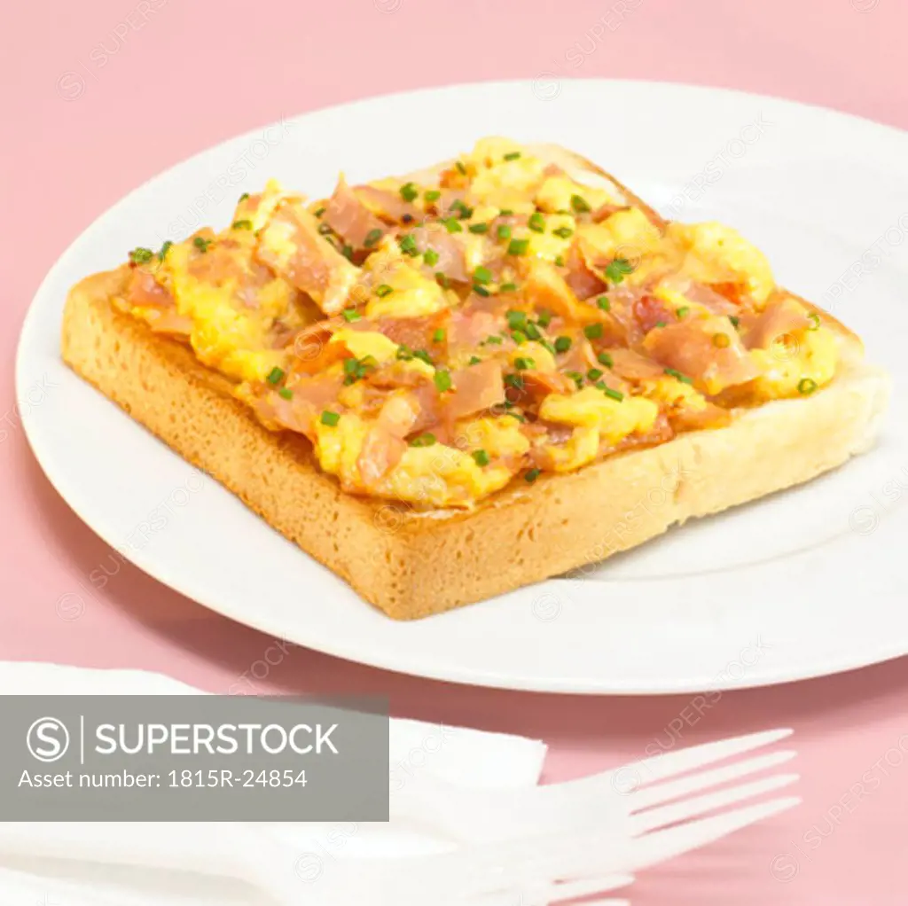 Toast with scrambled eggs and ham