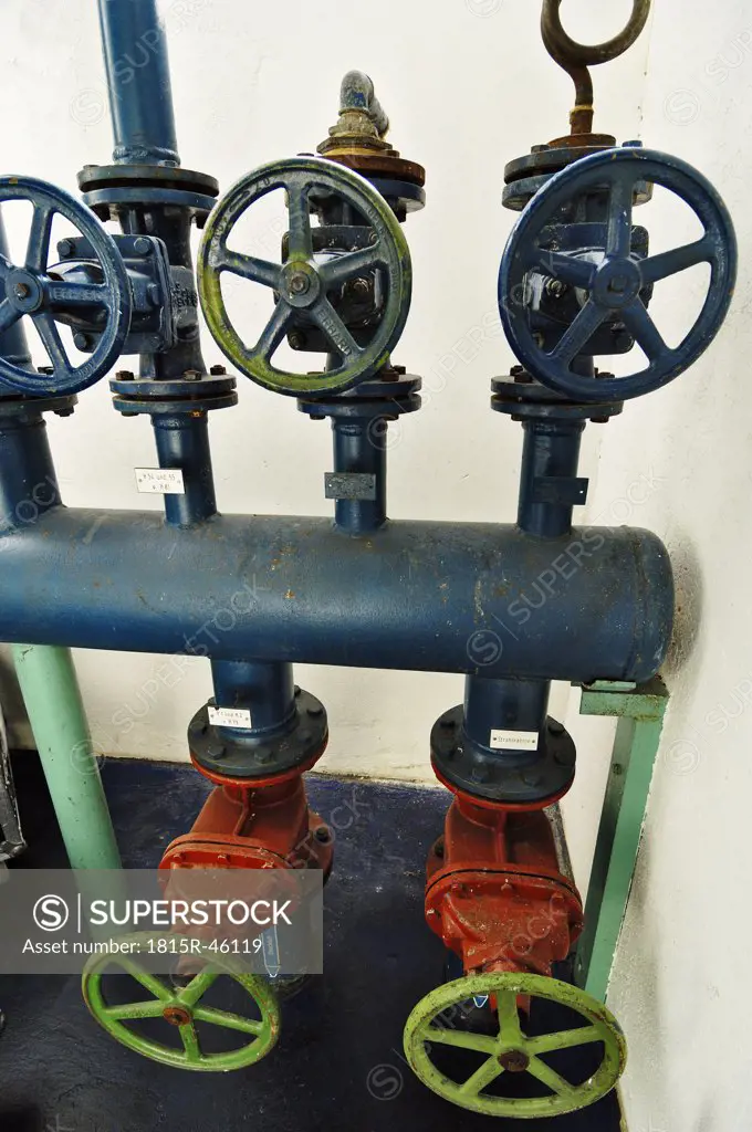 Piping system with handwheels