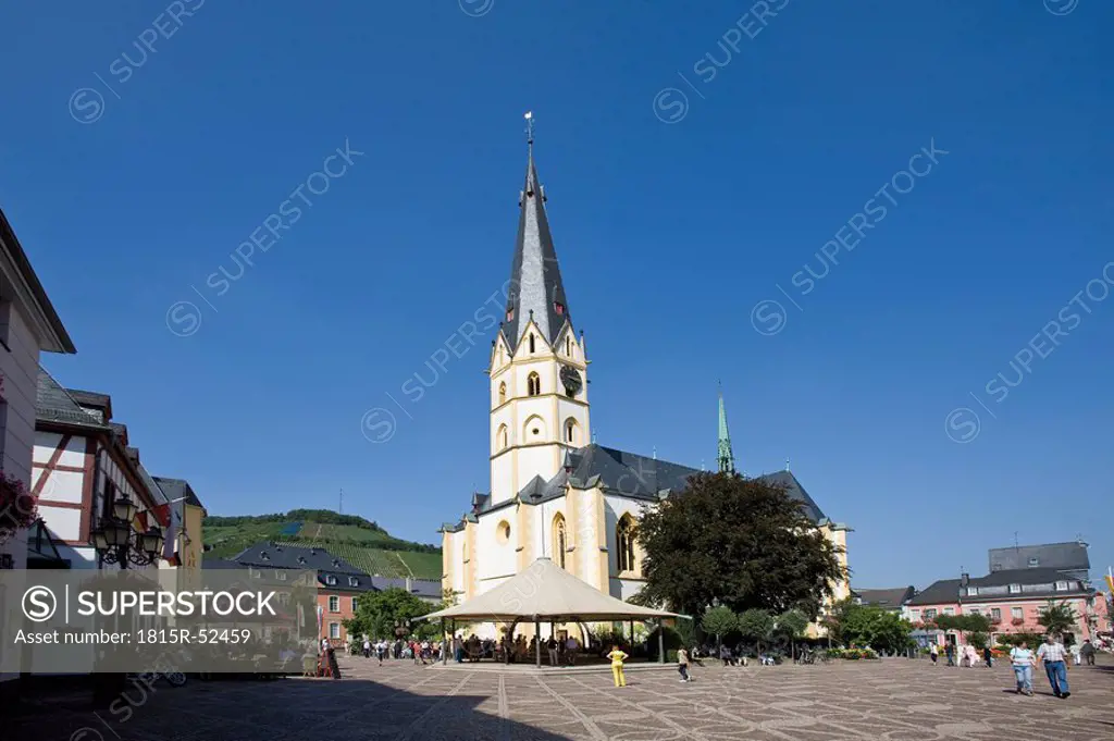 Germany, Rhineland_Palatinate Bad Neuenahr Ahrweiler, Marketplace with church