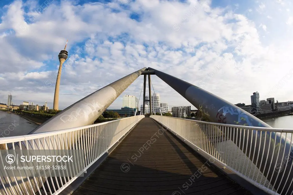 Germany, North Rhine Westphalia, D¸sseldorf, Media harbour, view from the harbour bridge