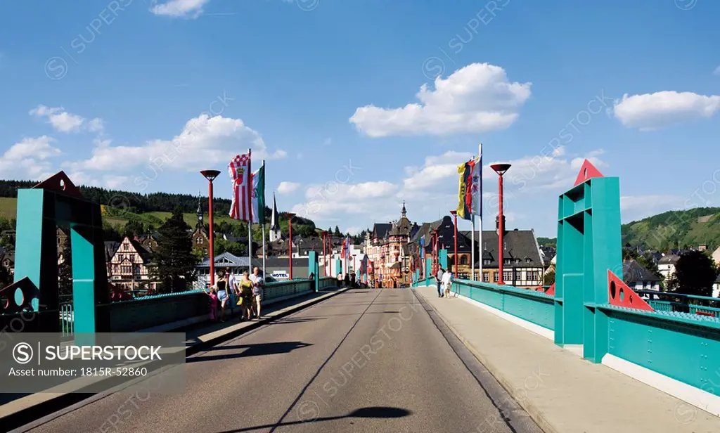 Germany, Rhineland_Palatinate, Traben_Trarbach, Moselle Bridge