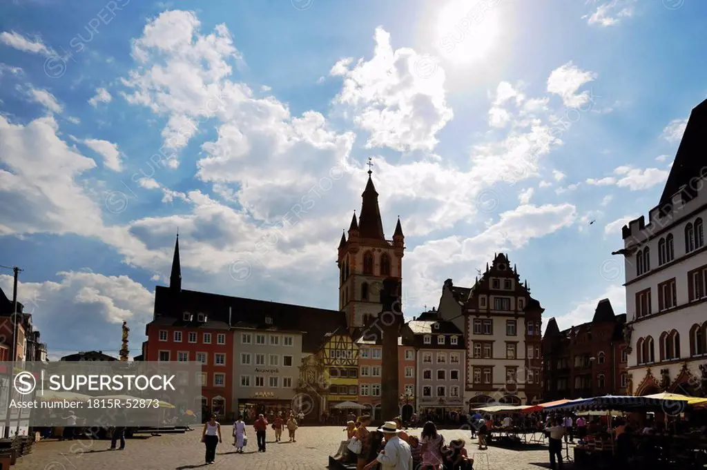 Germany, Rhineland_Palatinate, Treves, Marketplace, St. Gangolf Church in background