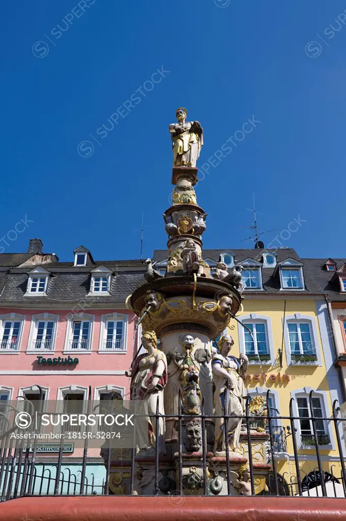 Germany, Rhineland_Palatinate, Treves, Marketplace with fountain