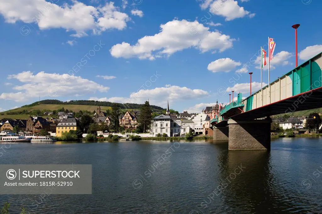 Germany, Rhineland_Palatinate, Traben_Trarbach, Bridge over Moselle river