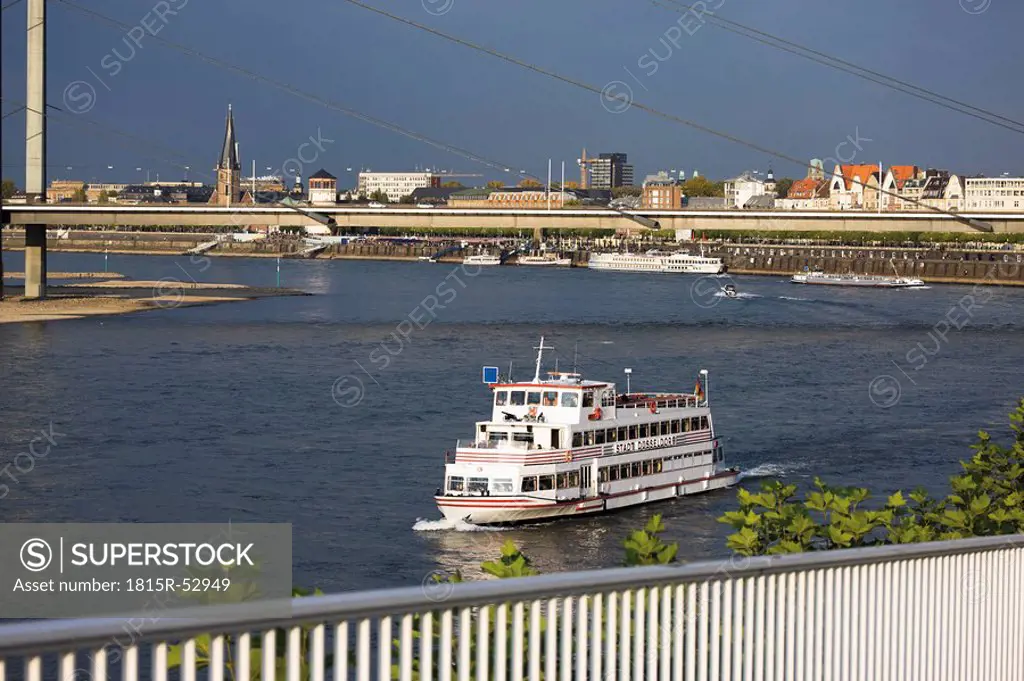 Germany, North Rhine Westphalia, D¸sseldorf, Tour boat on Rhine River, in background old town of D¸sseldorf