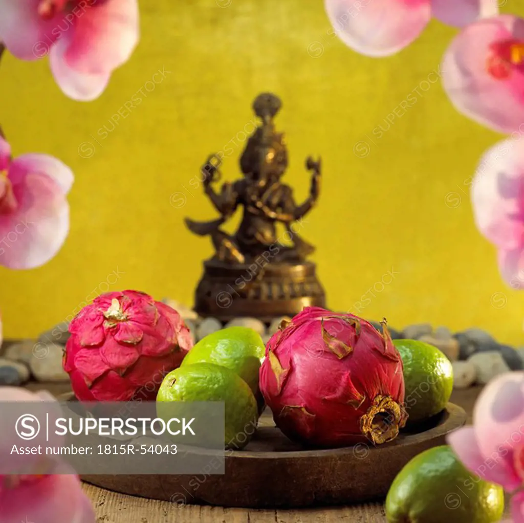 Dragon fruits and guava fruits on tray