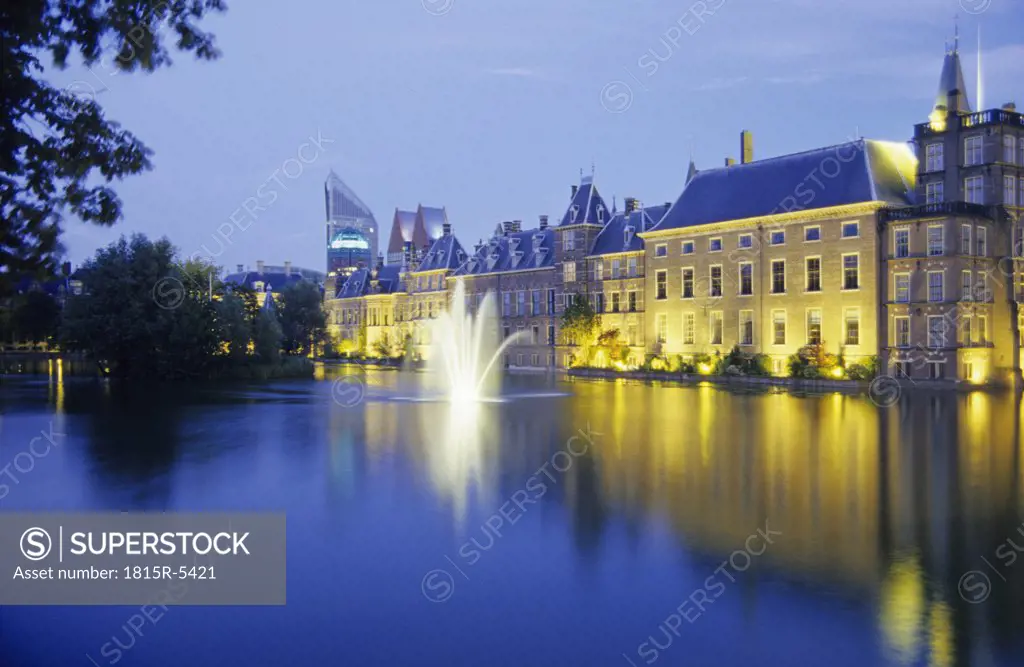 Hofvijver with parliament, Den Haag, Zuid-Holland, Netherlands