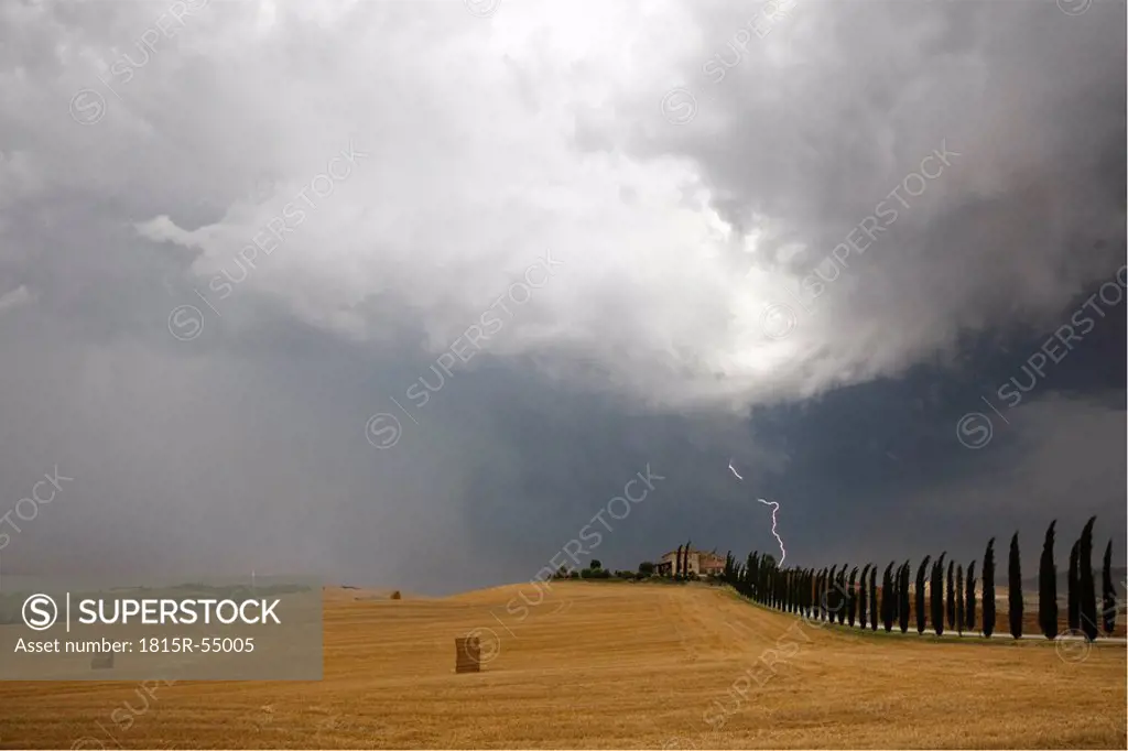 Italy, Tuscany, Val d´Orcia, Farmstead and thunderstorm