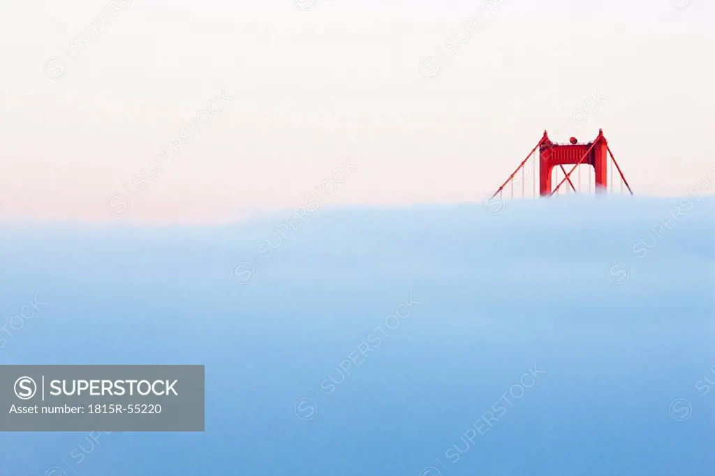 USA, California, San Francisco, Golden Gate Bridge in fog