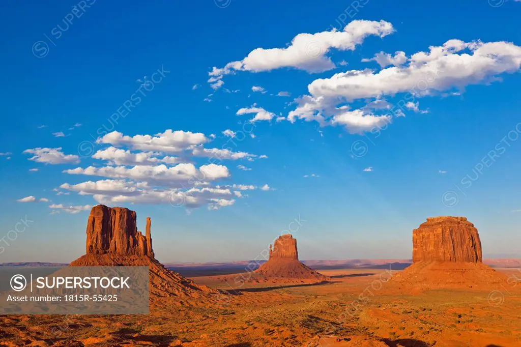 USA, Arizona, Monument Valley Tribal Park, West Mitten Butte