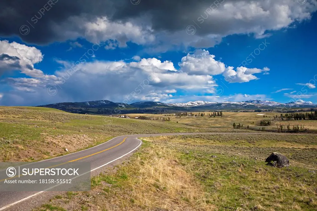USA, Yellowstone Park, Lamar Valley, Deserted street