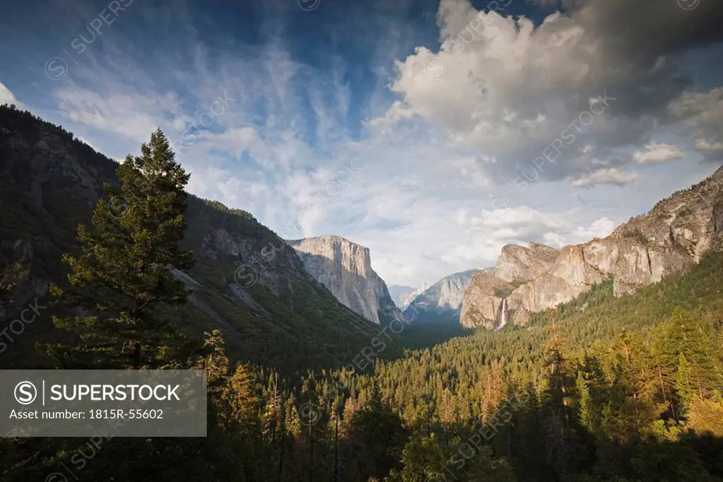 USA, California, Yosemite National Park, Tunnel View Point