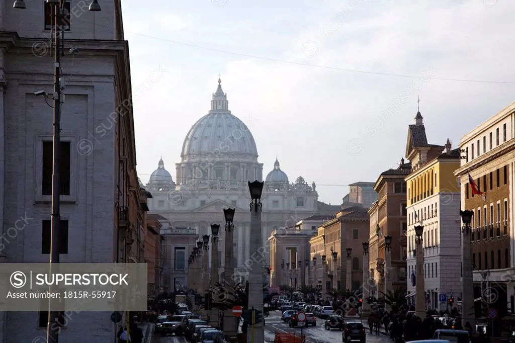 Italy, Rome, St. Peter´s Basilica, traffic in foreground