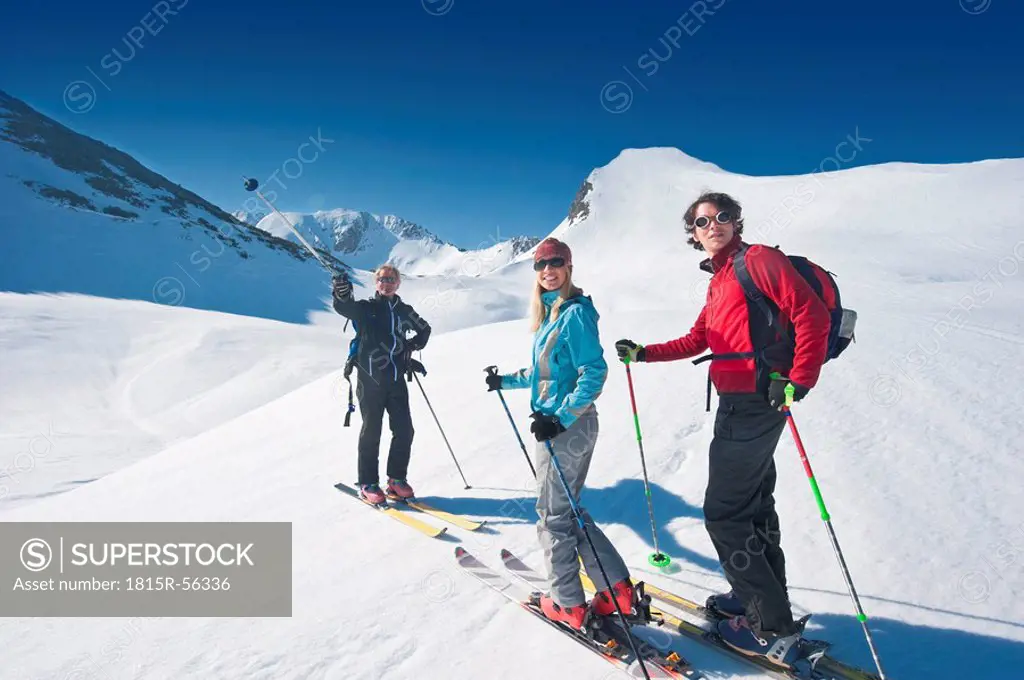 Austria, Salzbzrger Land, Altenmarkt, Zauchensee, Three persons cross country skiing in mountains