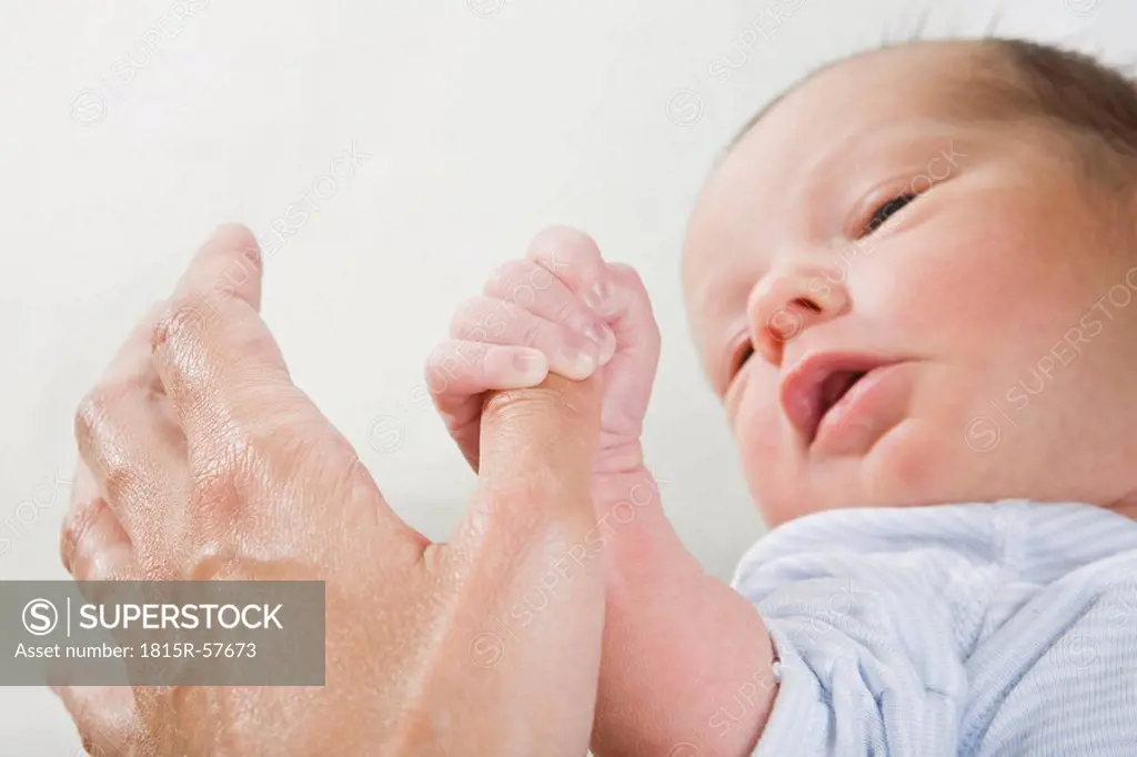 Baby girl 0_4 weeks holding father´s hand