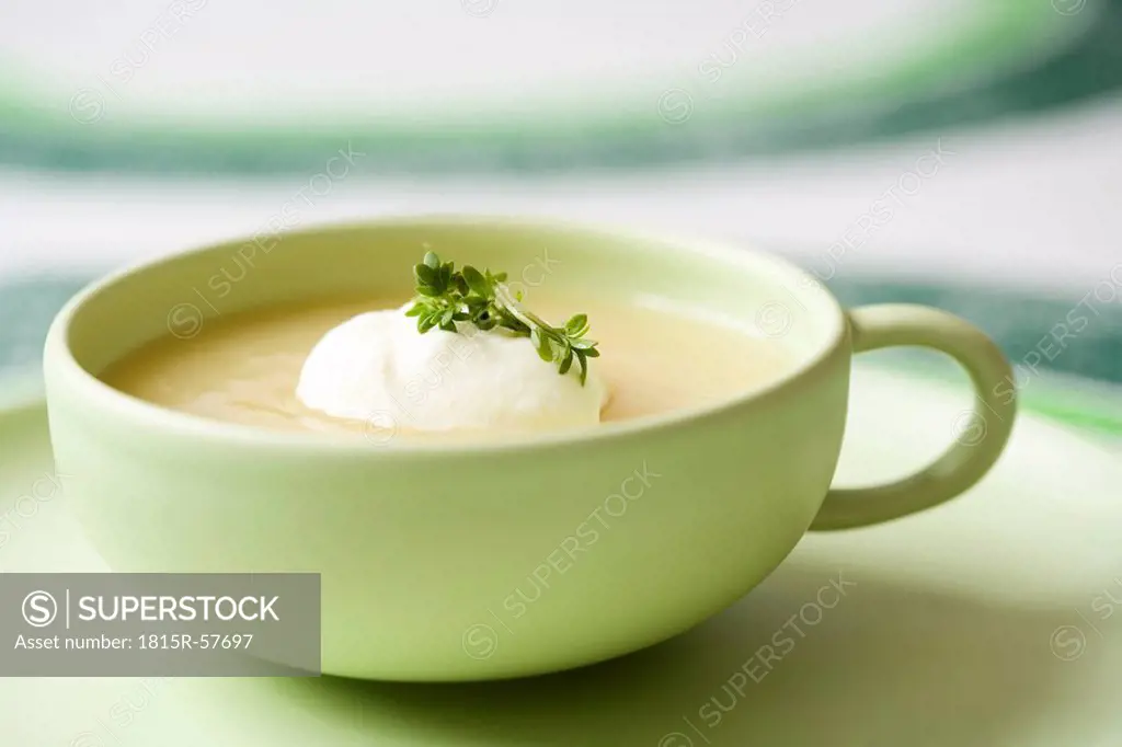 Creamed kohlrabi soup, close_up