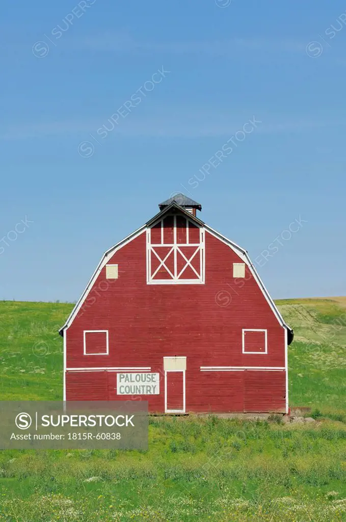 USA, Palouse, Whitman County, Washington State, Barn in field