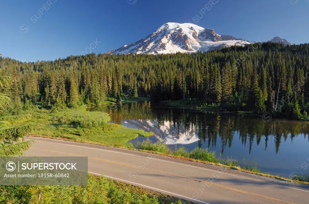 USA, Washington, Pierce County, Mount Rainier National Park, Cascade Range, Mount Rainier reflecting in Lake