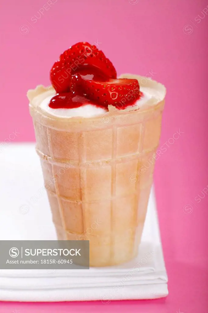 Vanilla ice cream with strawberries, close_up