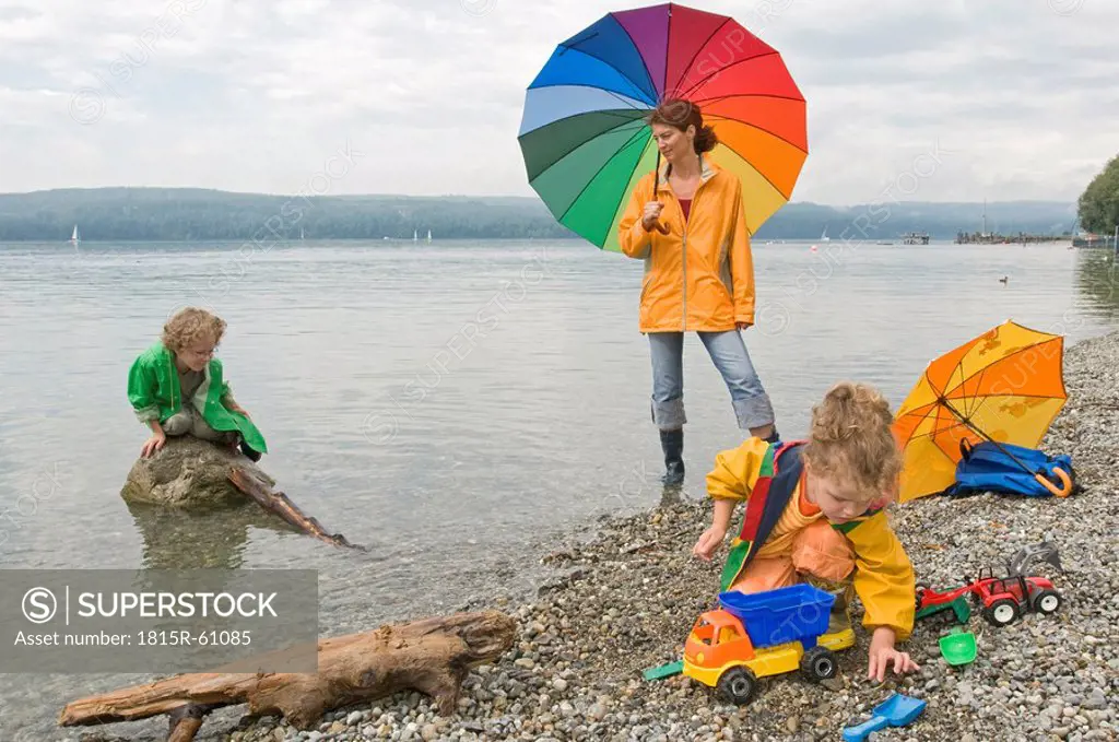 Germany, Baden_Württemberg, Lake Bodensee, Mother and children 3_5 playing on shorre