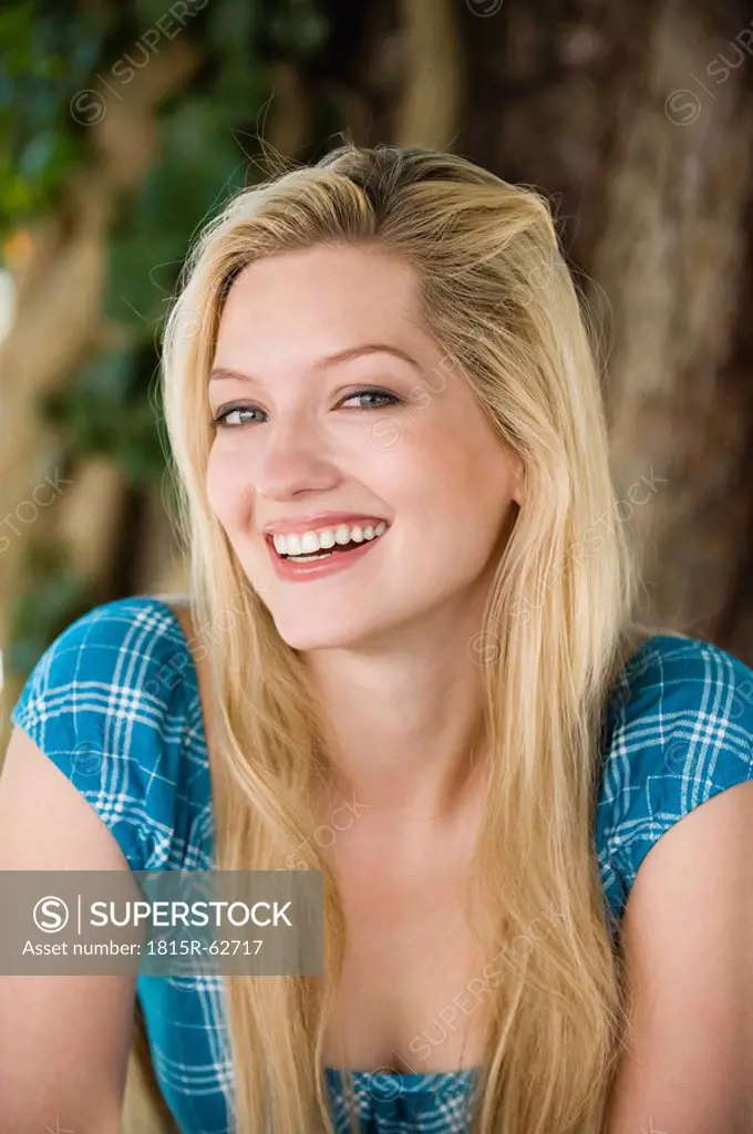 Germany, Bavaria, Upper Bavaria, Young woman smiling, portrait, close_up