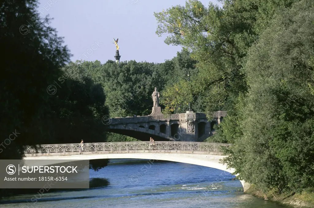 Germany, Bavaria, Munich, The river Isar at the Praterinsel