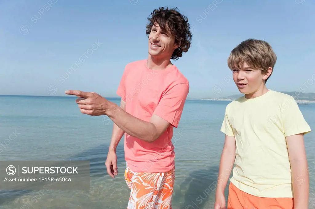 Spain, Mallorca, Father and son 8_9 on beach