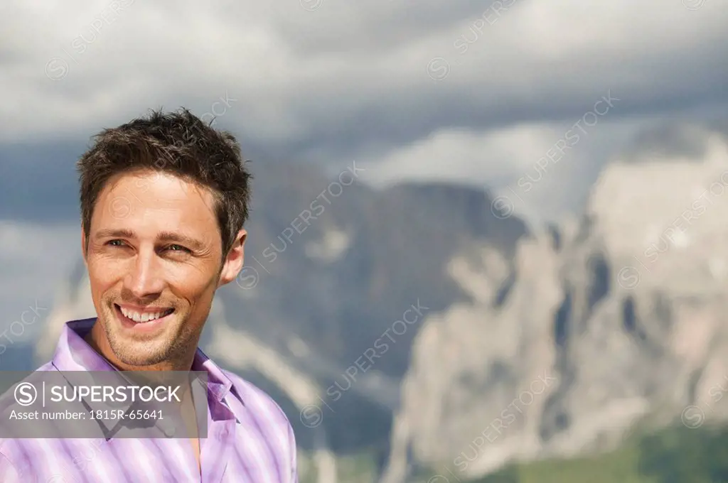Italy, Seiseralm, Portrait of a man, smiling, close_up