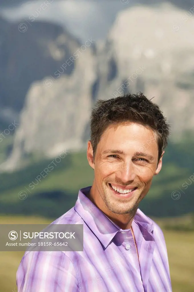 Italy, Seiseralm, Portrait of a man, smiling, close_up