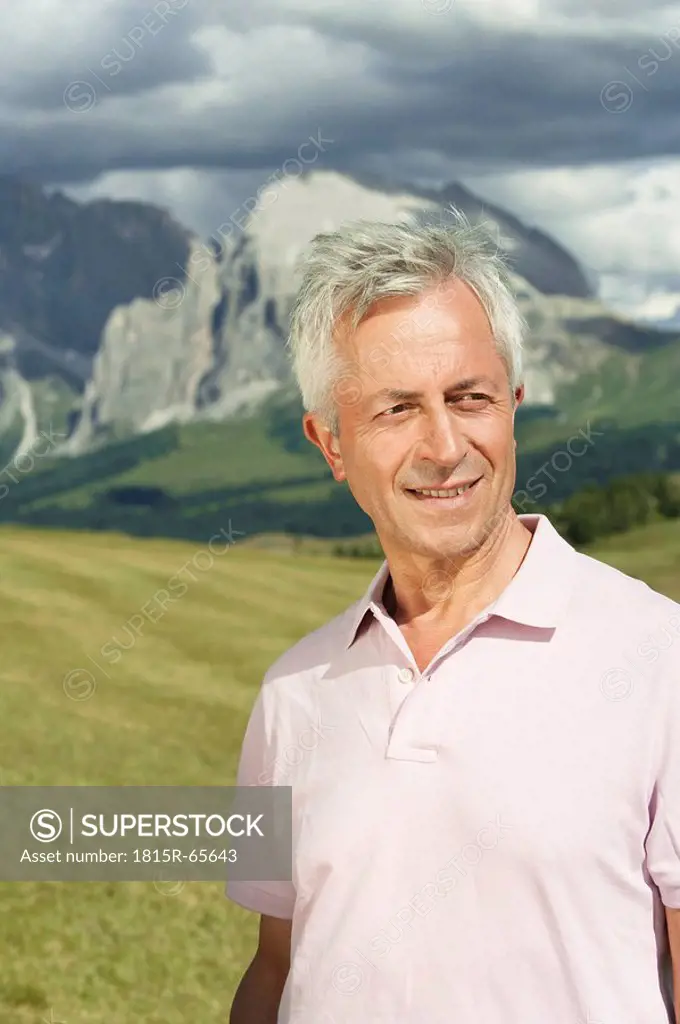 Italy, Seiseralm, Senior man smiling, portrait, close_up