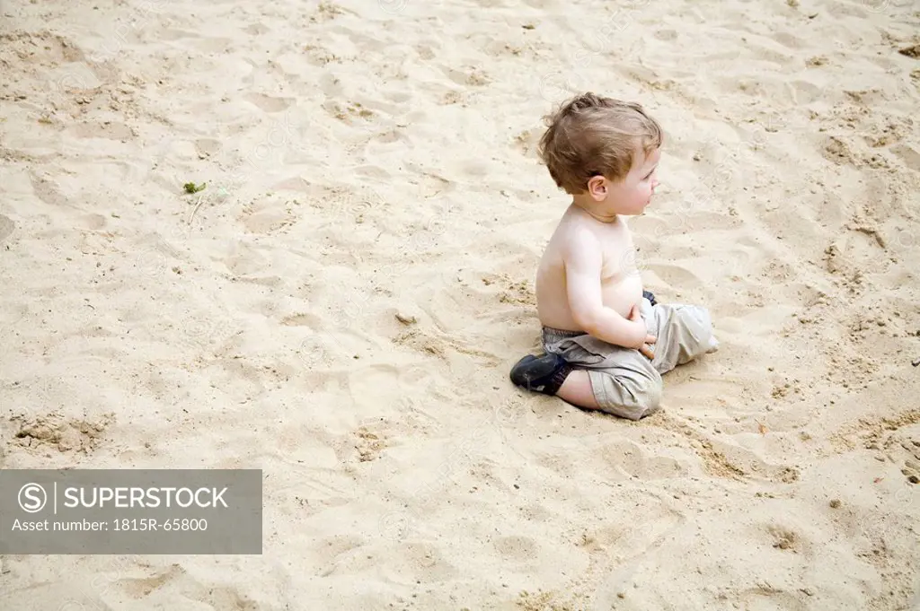 Germany, Berlin, Boy 2_3 sitting in sandbox