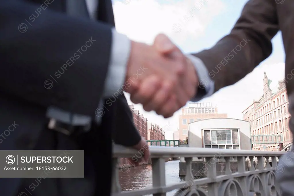 Germany, Hamburg, Businessmen shaking hands, close_up