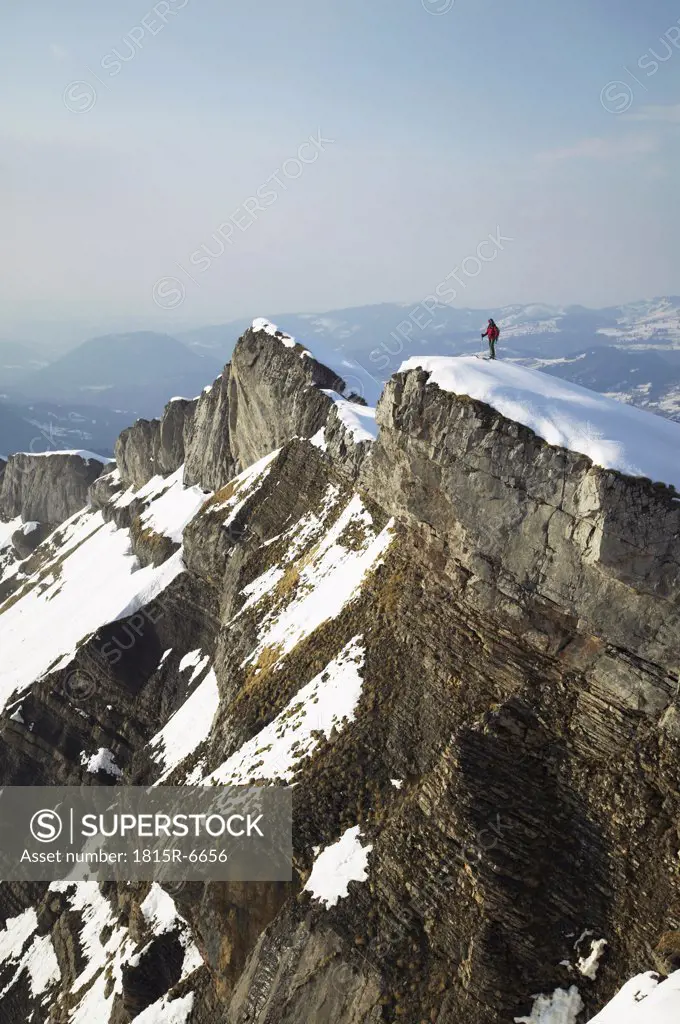 Austria, Kleinwalsertal, Man skiing in Alps