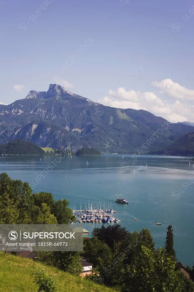 Austria, Salzkammergut, Lake Mondsee with marina