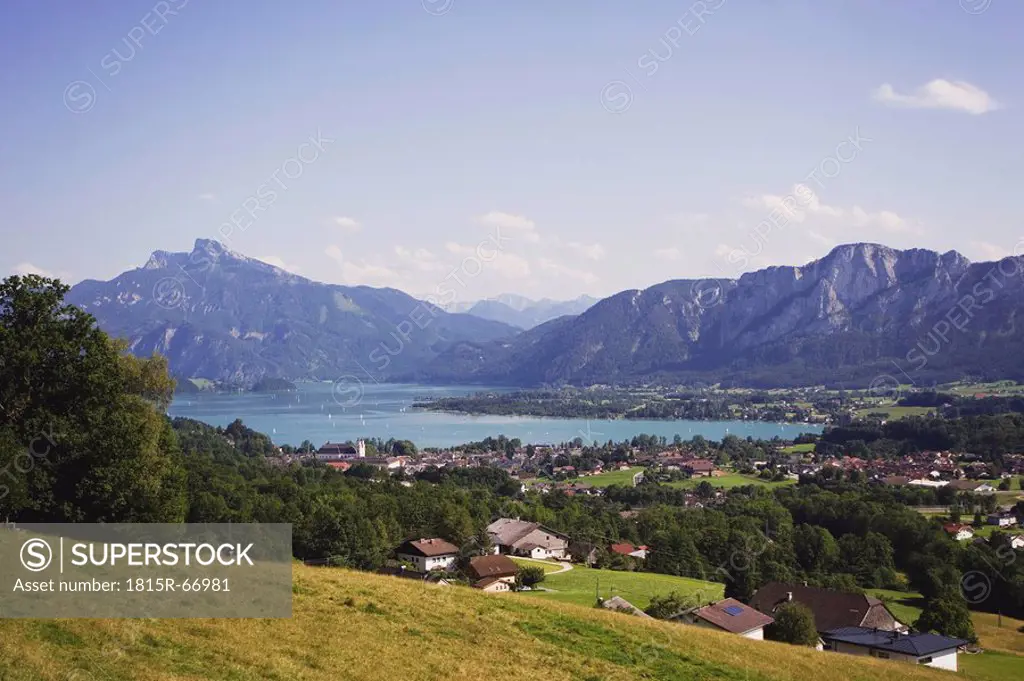 Austria, Salzkammergut, Mondsee village and lake