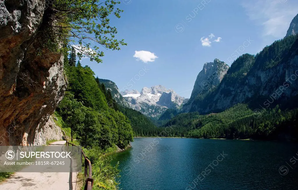 Austria, Salzkammergut, Lake Gosausee with mountains in background