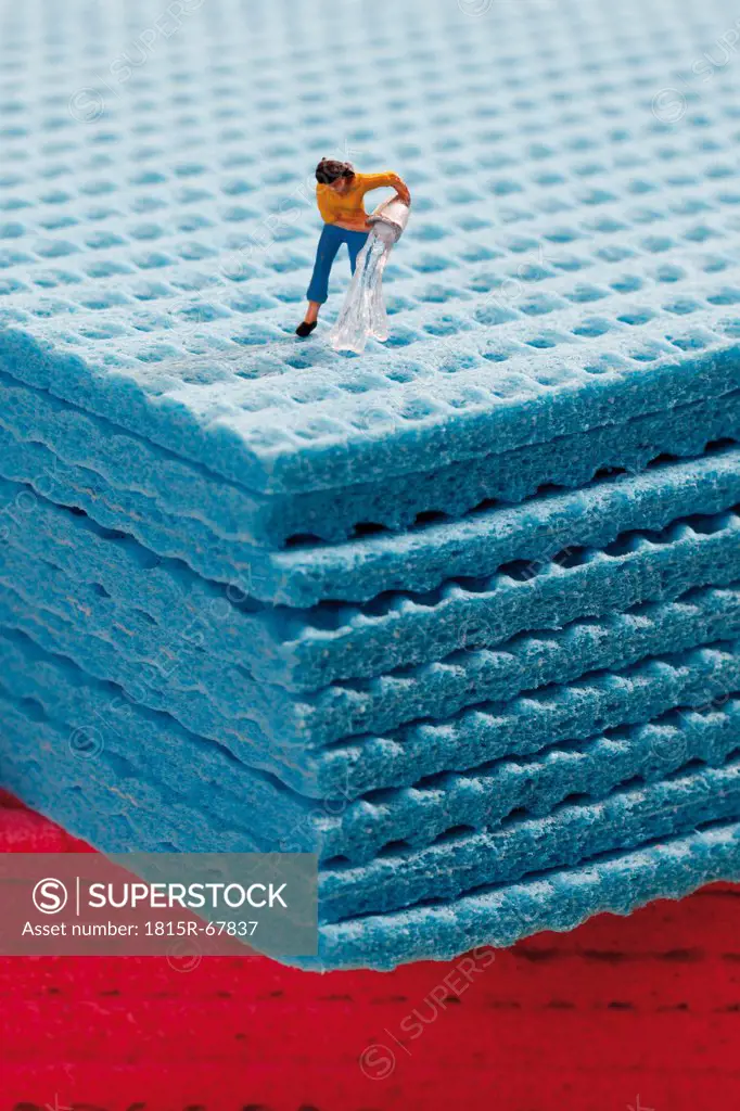 Woman figurine pouring water on sponge cloth