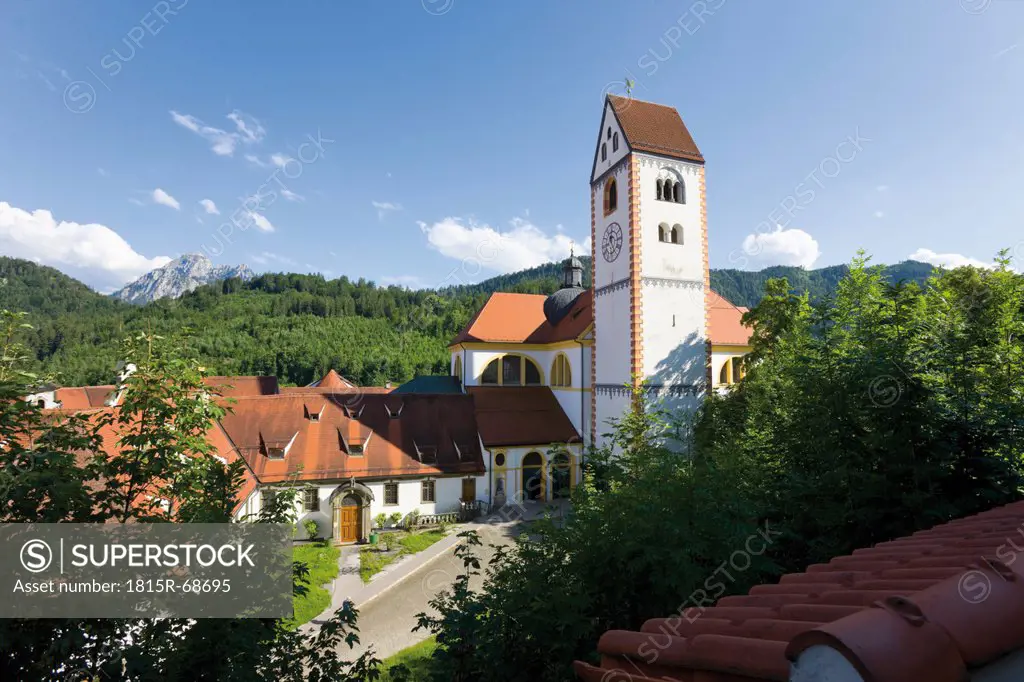 Germany, Bavaria, Allgaeu, Füssen, View of St.Magnus Church with mountains in background