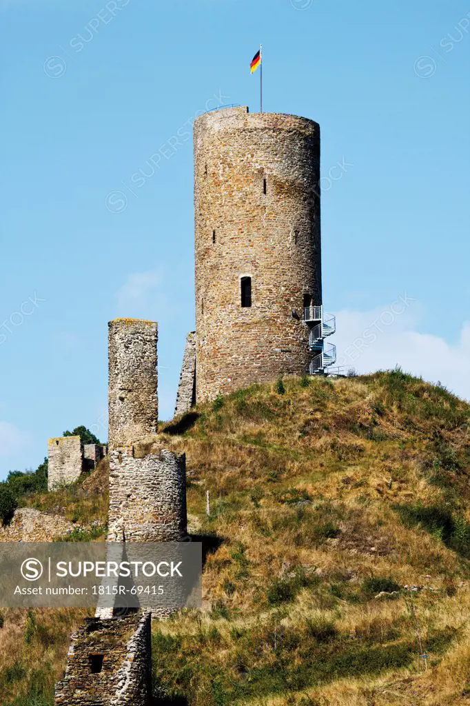 Germany, Rhineland_Palatinate, Monreal, Löwenburg, View of built structure with flag