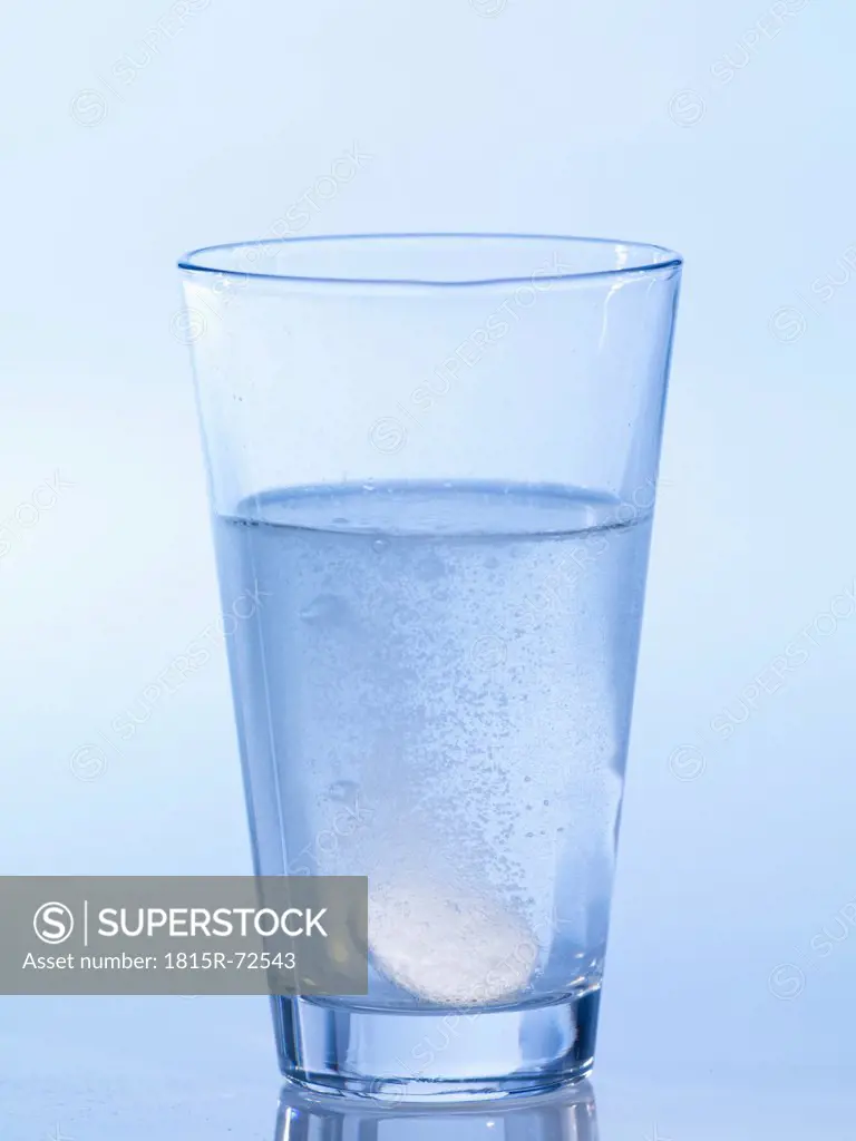 Fizzing tablet in glass of water, close_up