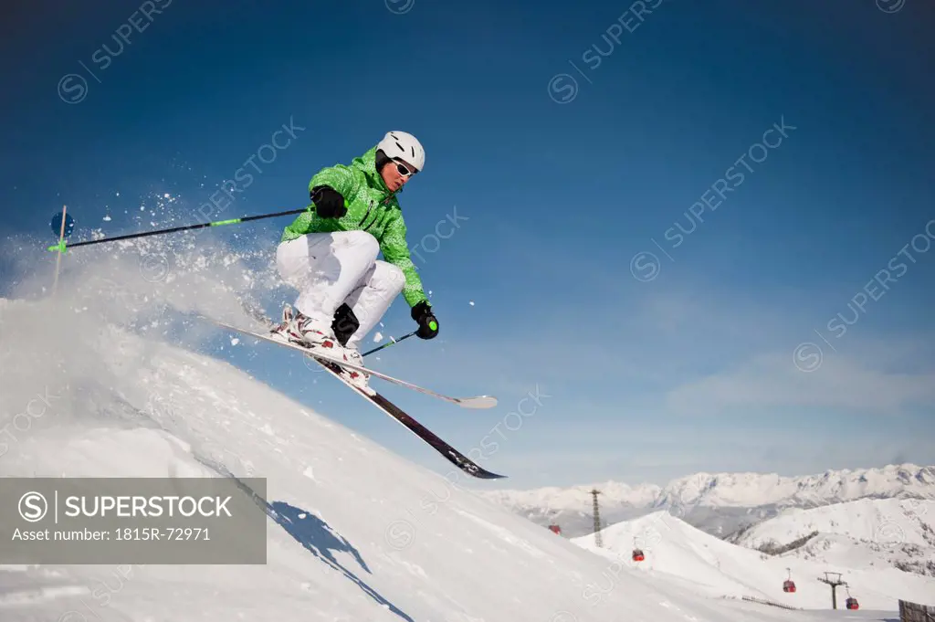 Austria, Salzburg, Altenmarkt_Zauchensee, Austrian woman skiing