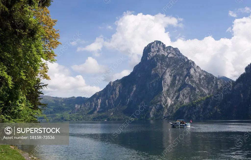 Austria, Salzkammergut, Traunkirchen, View of boat in traunsee with mountains