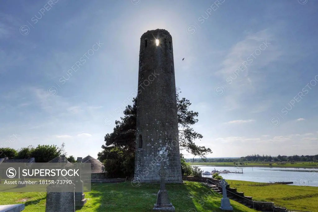 Ireland, Province Leinster, County Offaly, View of round tower with shannon river