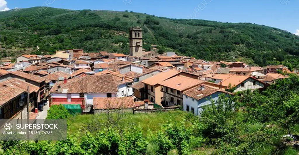 Europe, Spain, Extremadura, Sierra de Gredos, Garganta la Olla, View of village