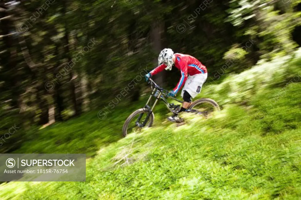 France, Porte du Soleil, Savoien, Mountainbiker riding bike speedy in funpark