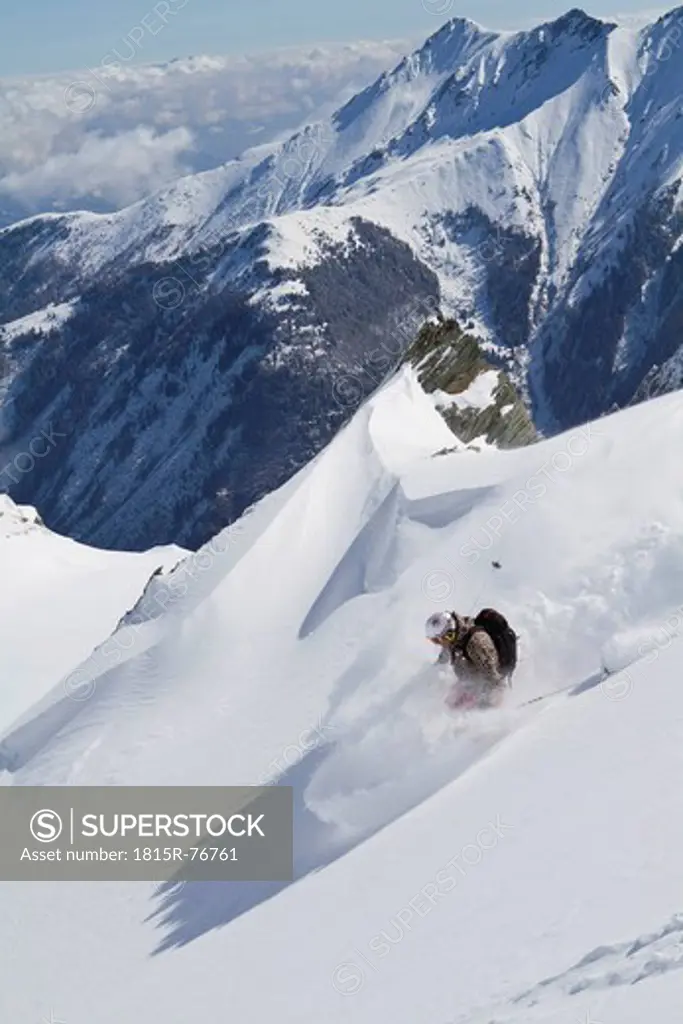 Austria, Kaprun, Kitzsteinhorn, Man skiing in powder snow