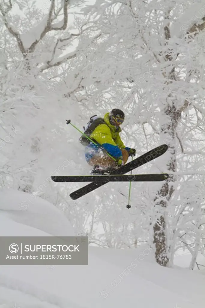 Japan, Hokkaido, Rusutsu, Man skiing